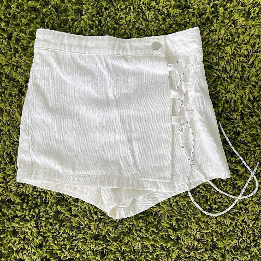 NWOT LACEUP SKORT WHITE